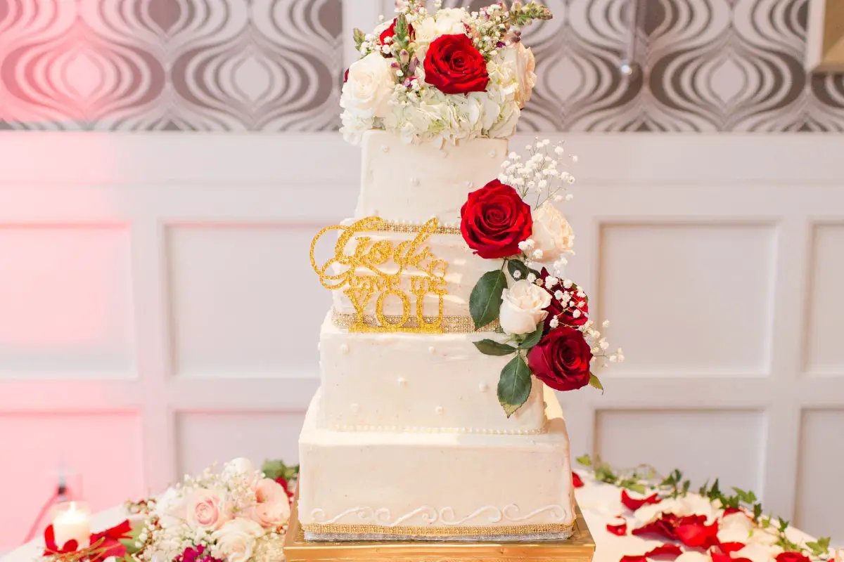 15 Delicious Elegant Wedding Cakes You'll Love