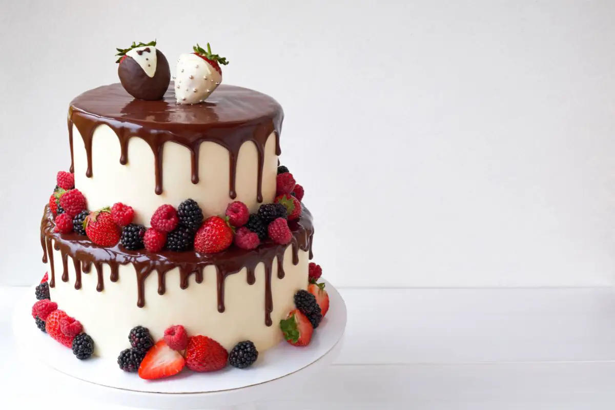 Buy/Send 2 Tier Cakes Online- Winni | Winni.in