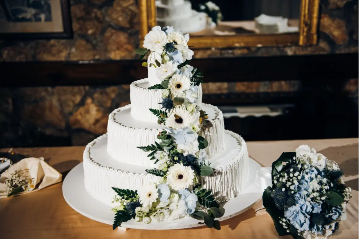 15 Remarkable Fall Wedding Cakes For Your Special Day