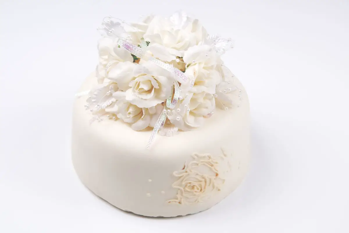 15 Remarkable Small Wedding Cakes For Your Special Day 