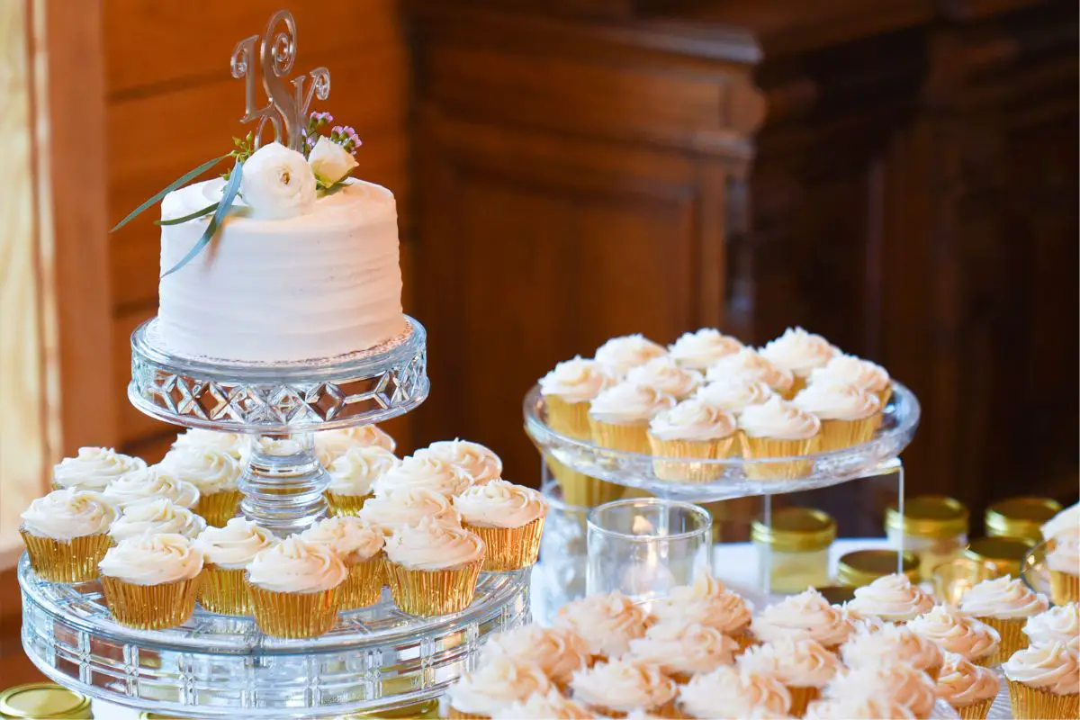 How Many Cupcakes For A Wedding