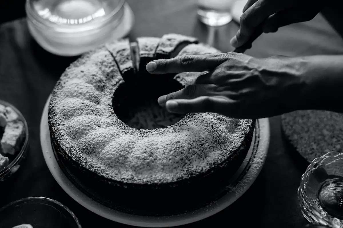 How To Cut A Round Cake?