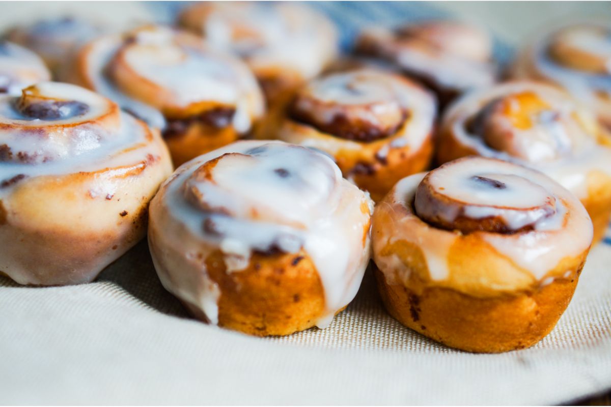 How To Make Cinnamon Roll Icing