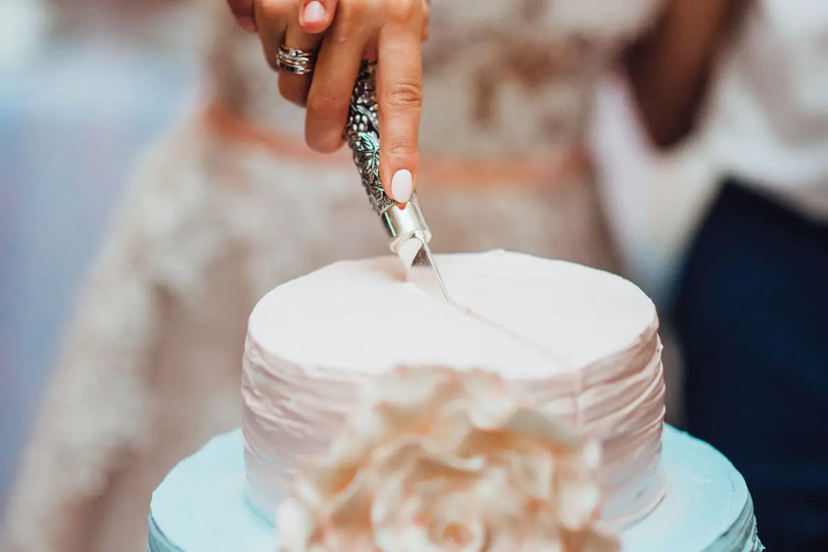 What Are The Advantages Of Round Wedding Cakes?
