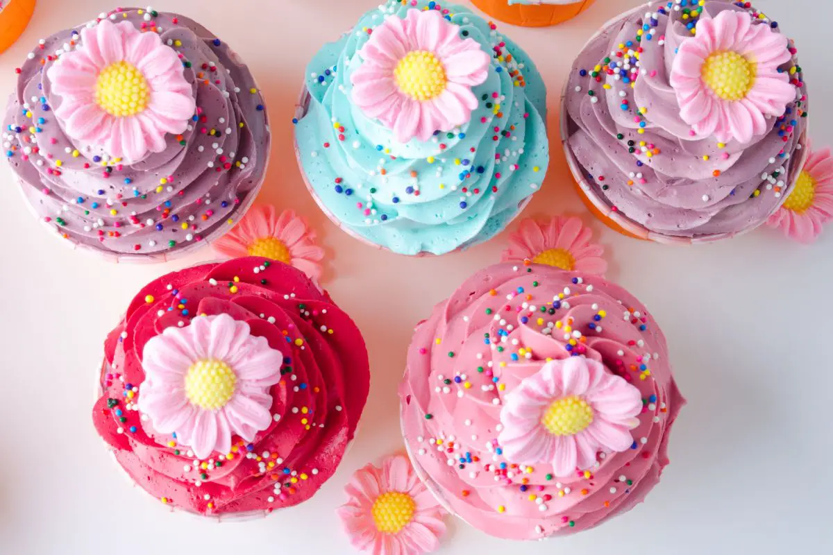 15 Remarkable Flower Cupcakes To Make For Your Next Dinner Party