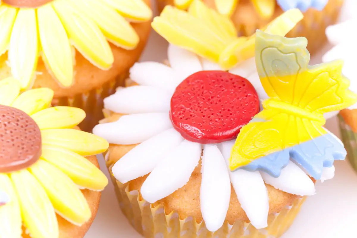 15 Remarkable Sunflower Cupcakes To Make For Your Next Dinner Party