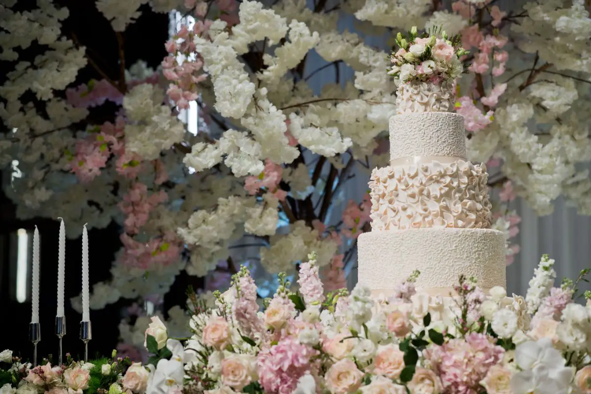 Different Shapes And Styles Of Wedding Cake