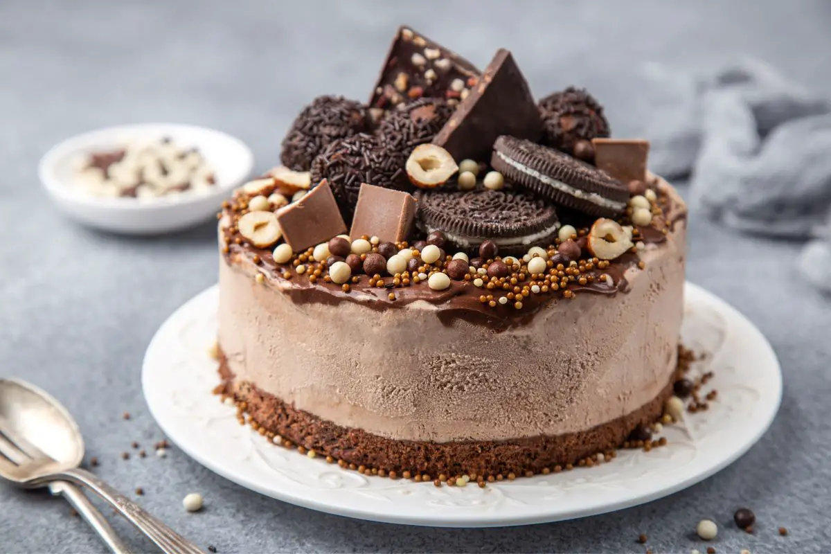 The Ultimate Guide To Ice Cream Cake (History, How It's Made, Commemoration Day, & More)