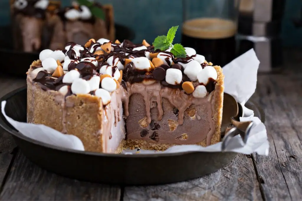 The Ultimate Guide To Ice Cream Cake (History, How It's Made