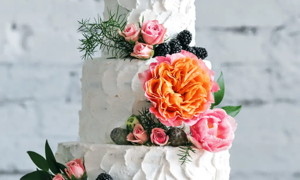 How to dowel a cake  Cake dowels, Cake decorating, Stacking a wedding cake