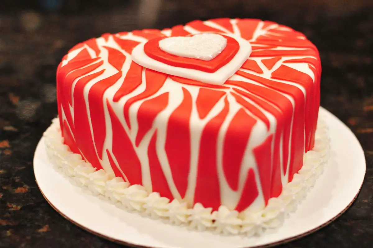 Buy/Send Valentine Special Vanilla Heart Shape Cake Online- Winni.in |  Winni.in