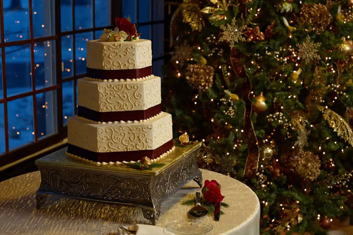 13 Winter Wedding Cakes We're Absolutely Obsessed With