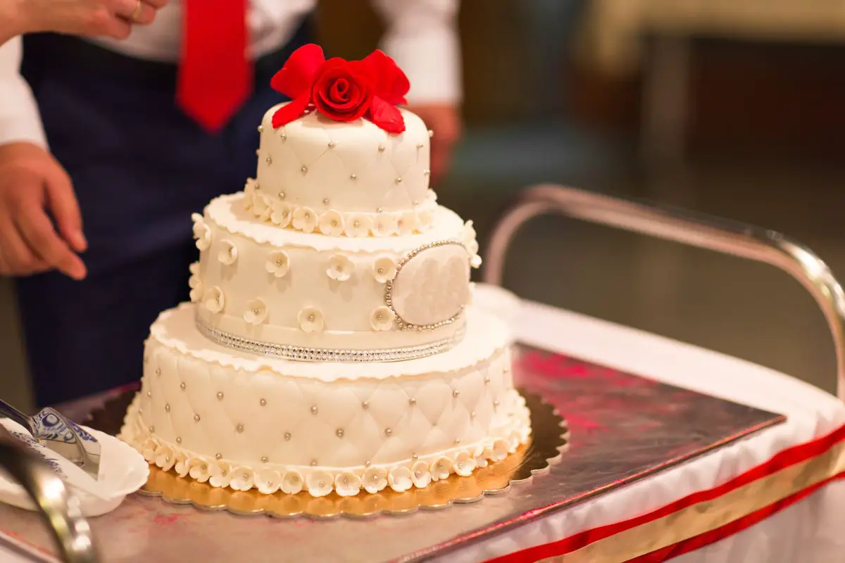 12 Best White Wedding Cake Recipe Ideas For Your Special Day