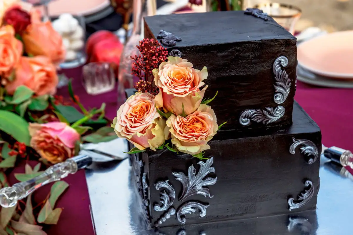 Black And Gold Cakes: Top Unique Ideas For Your Wedding