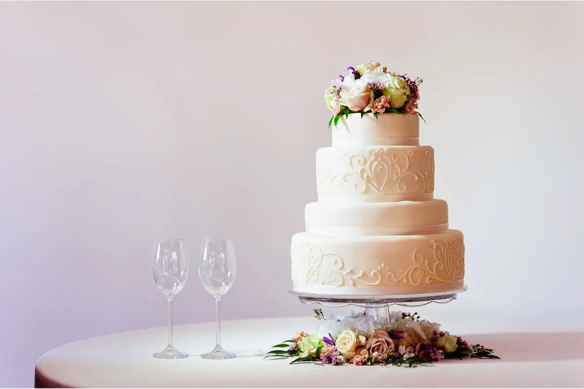 572 Burgundy Wedding Cake Images, Stock Photos & Vectors | Shutterstock