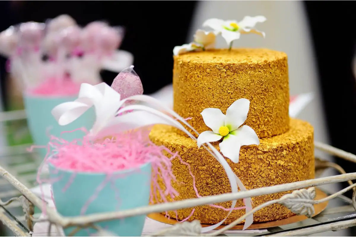 15 Best Gold Wedding Cake Recipe Ideas For Your Special Day