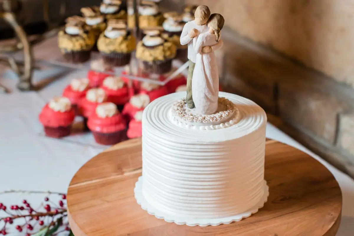 15 Best Wedding Cake Tables For Every Wedding