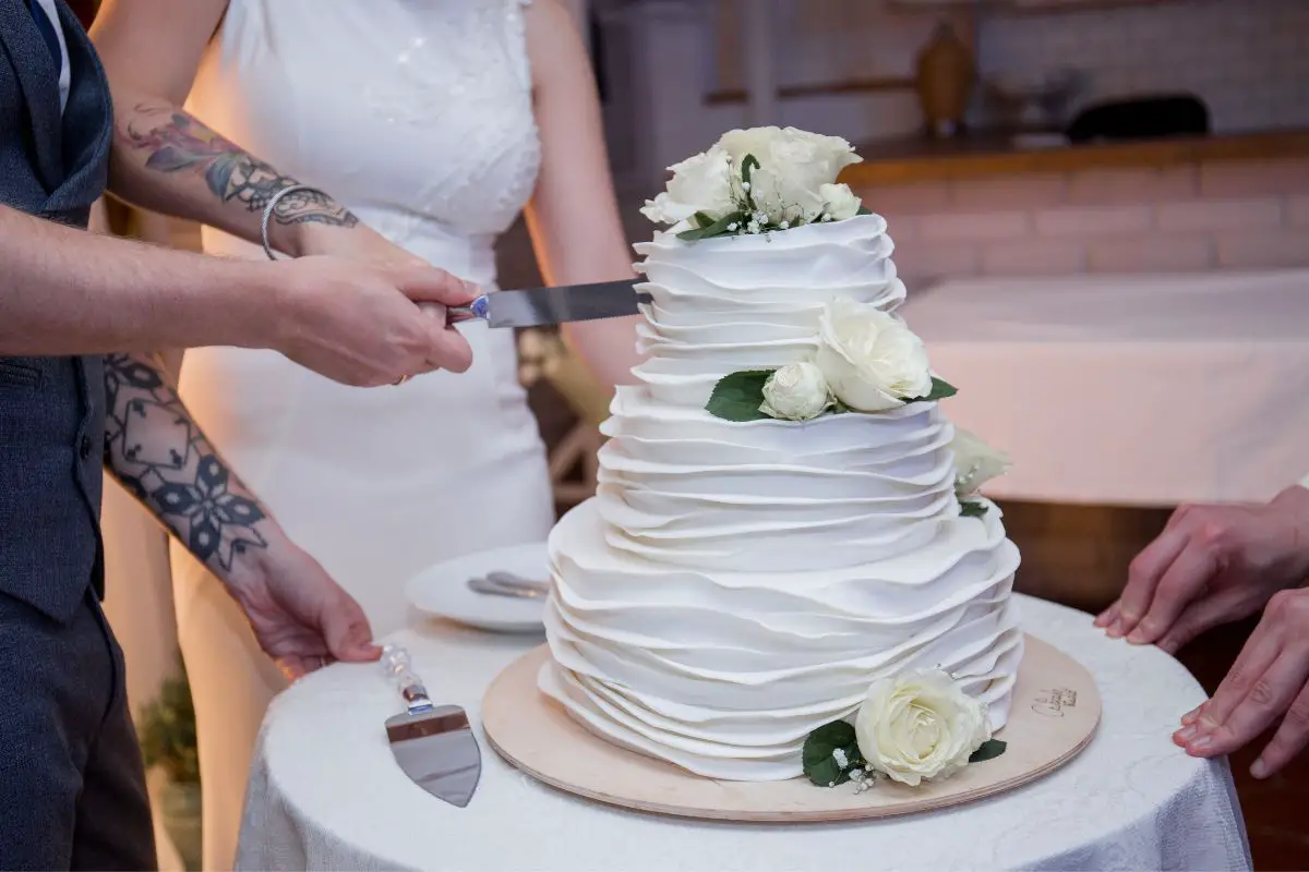 15 Best Wedding Cake Cutting Sets For Every Wedding