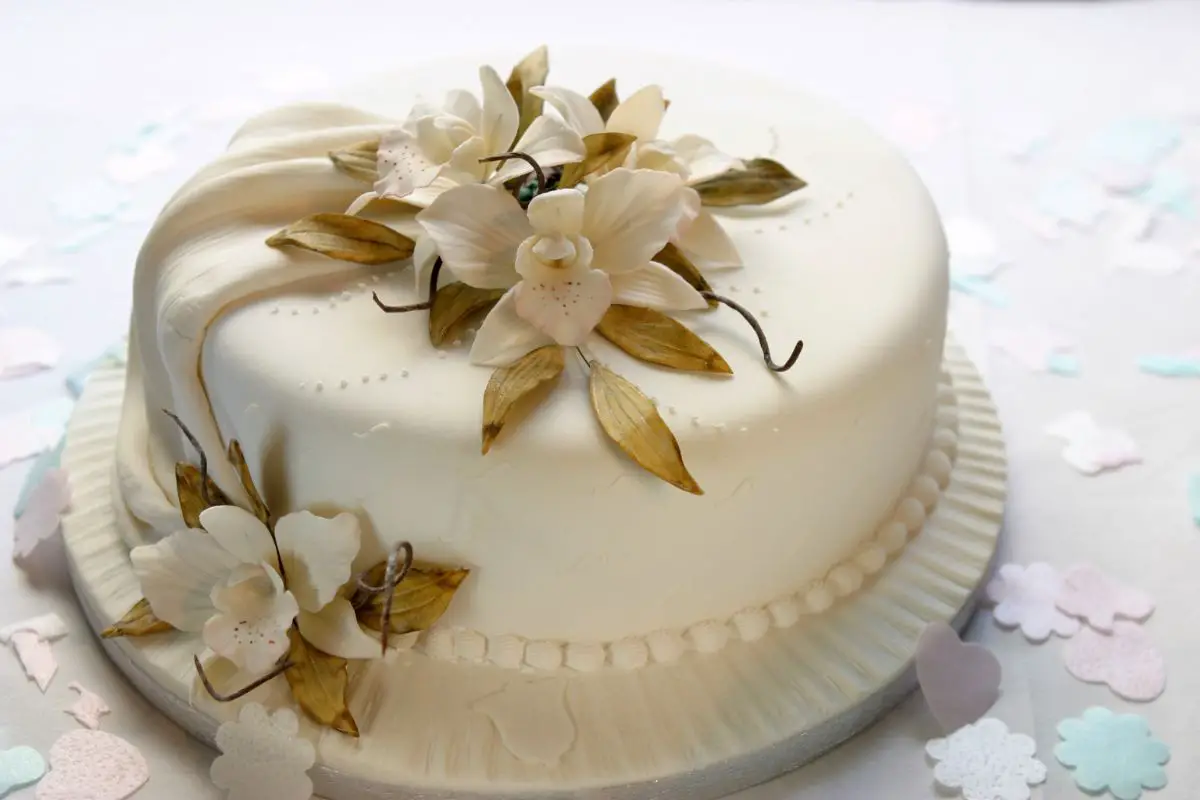 Putting Your Wedding Cake Under Your Pillow: What Is This Tradition?