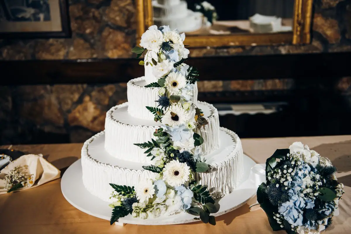The Best Cake Options For A Wedding Cake With Fondant