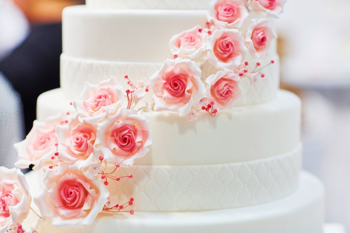 White Wedding Cake Recipe: Ideas For A Home Bake