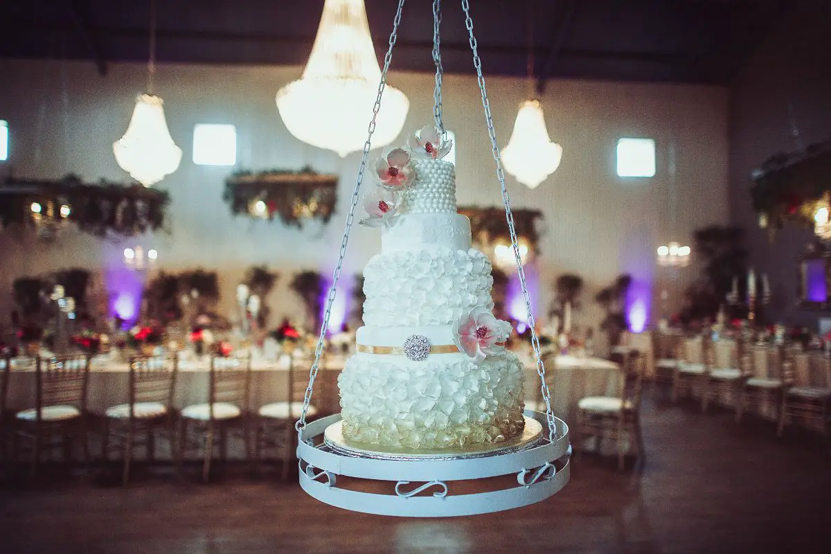 12 Best Chandelier Wedding Cake Ideas For Your Special Day