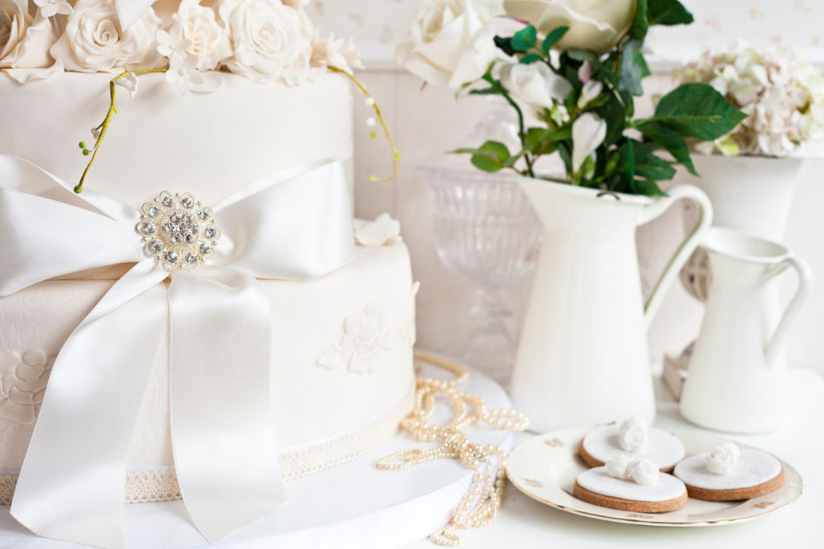 14 Best Rhinestone Wedding Cake Ideas For Your Special Day