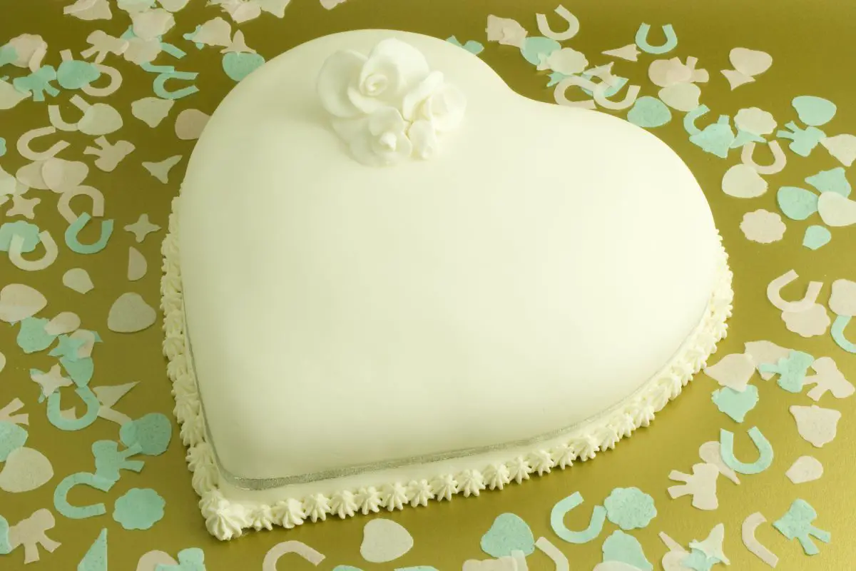 Vintage Cake – Round or Heart-Shape – The Cake People