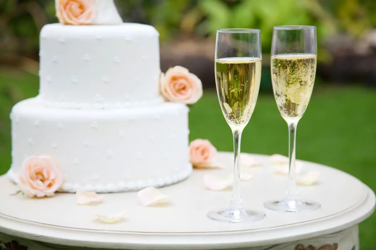 7 Of The Very Best Champagne Wedding Cake Recipe Ideas To Know About Before Your Special Day